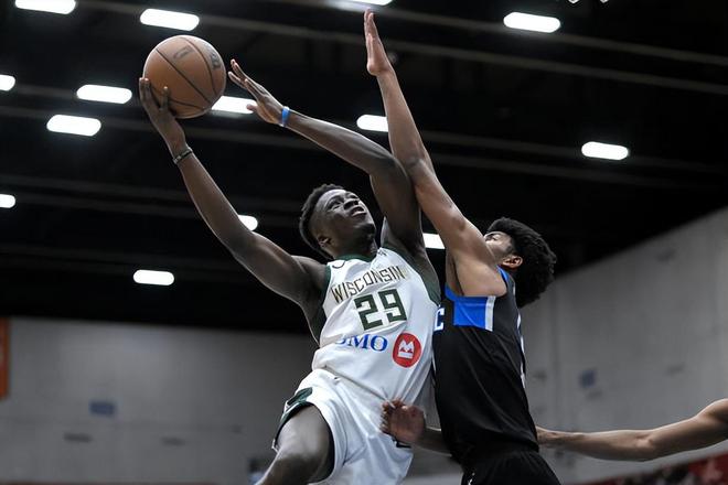 雄鹿队球员携手做公益，助力社区发展