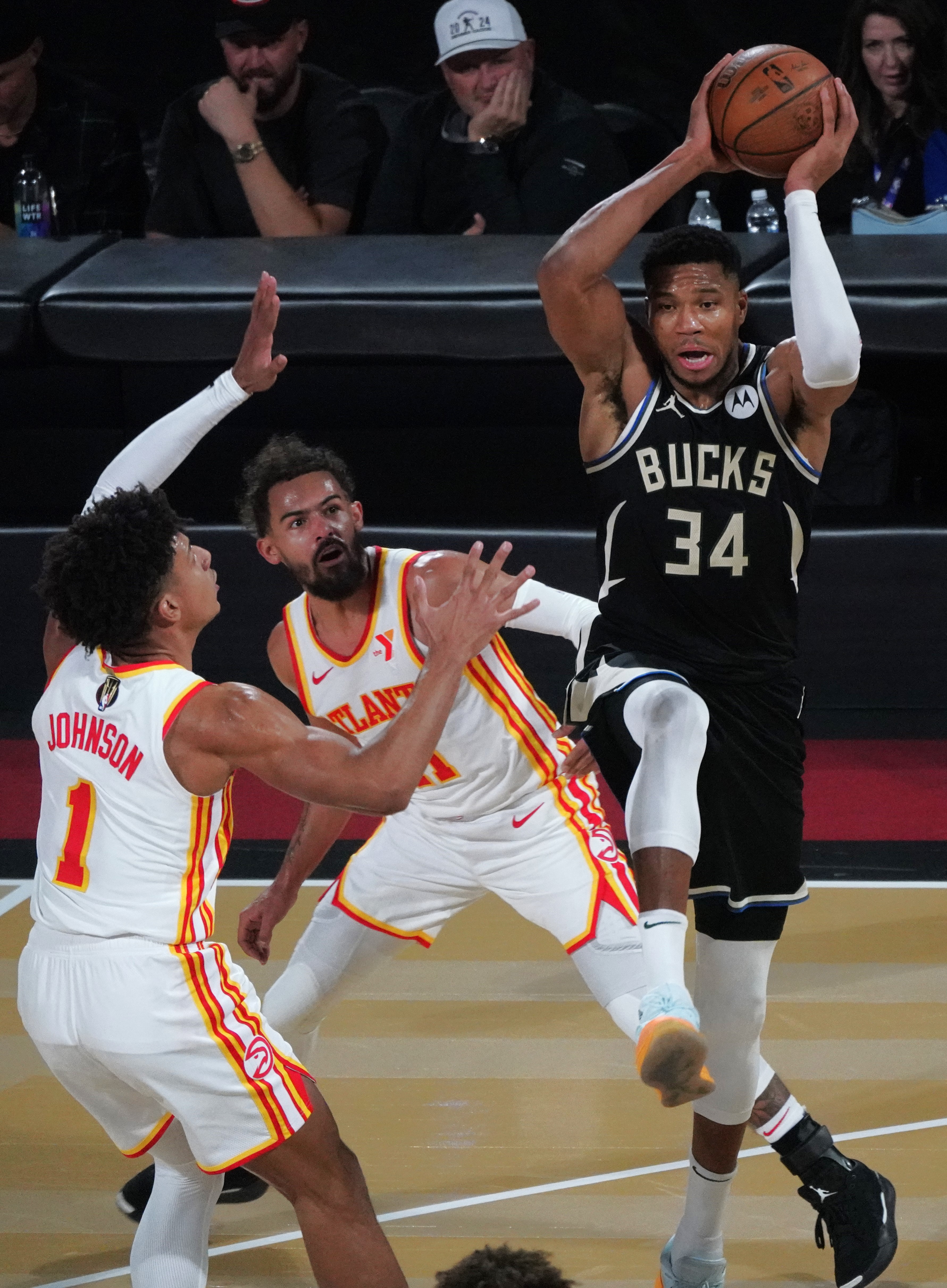 雄鹿翻盘雷霆，伦纳德扛起全队