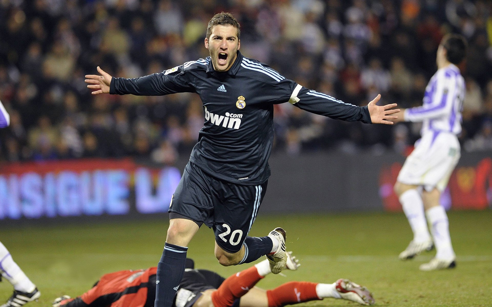 赛道上的毫厘之争,梅赛德斯险胜法拉利,维斯塔潘状态火热预示三强鼎立