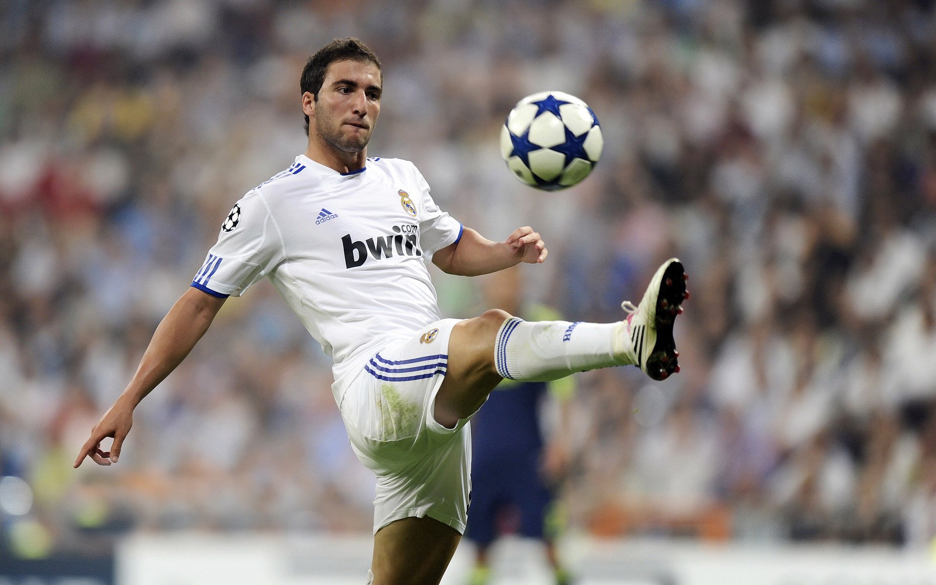 曼城横扫丹麦背后，卡塞米罗的隐形统治与战术革命